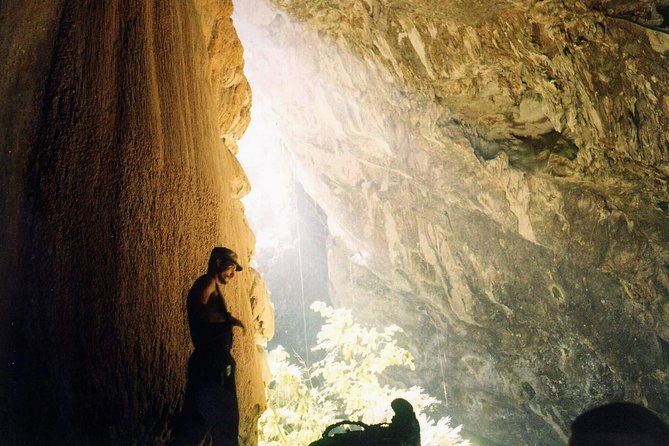 super-camping-overnight-cave-adventure-at-ian-andersons-caves-branch-lodge
