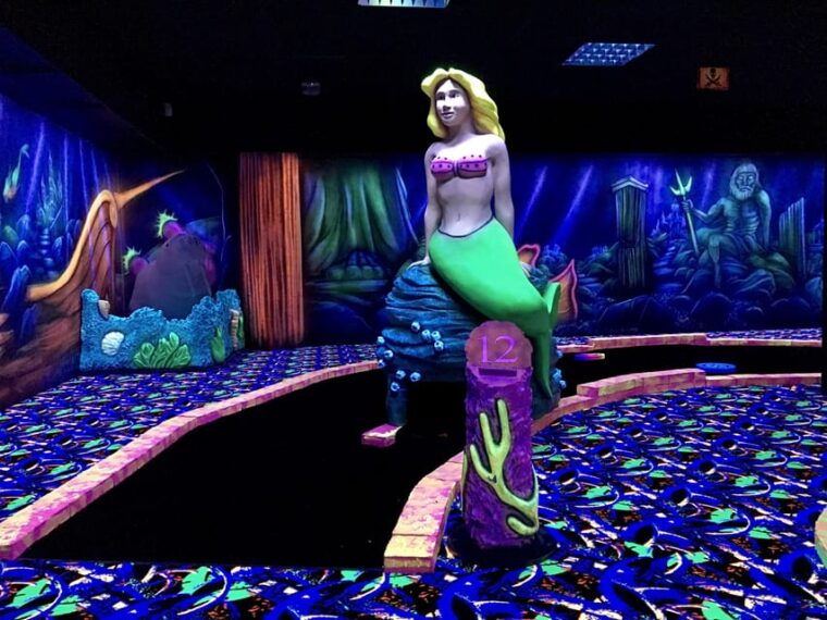 the-hague-glowgolf-glow-in-the-dark-indoor-minigolf