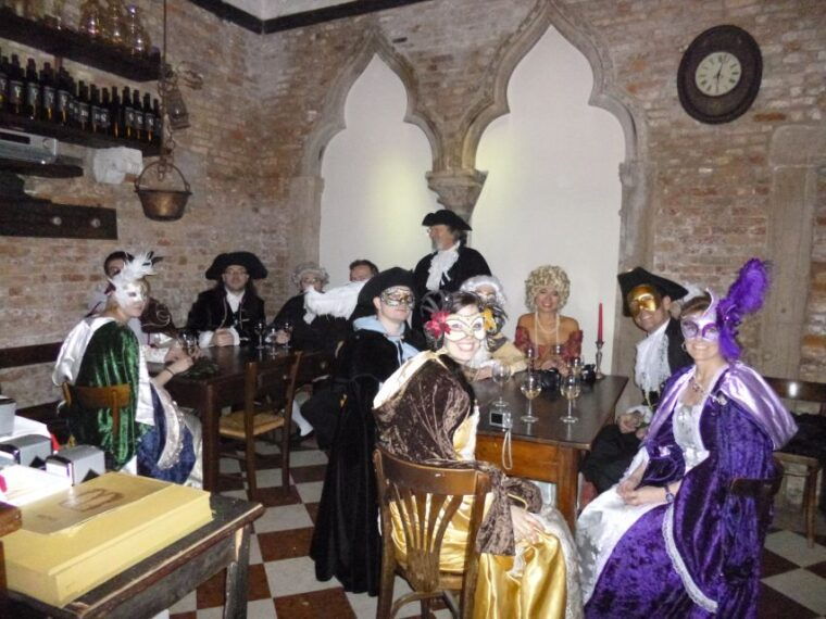 venice-venetian-style-carnival-pub-crawl