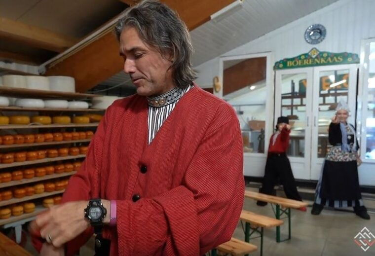 volendam-traditional-costume-photo-with-cheese-clog-tour