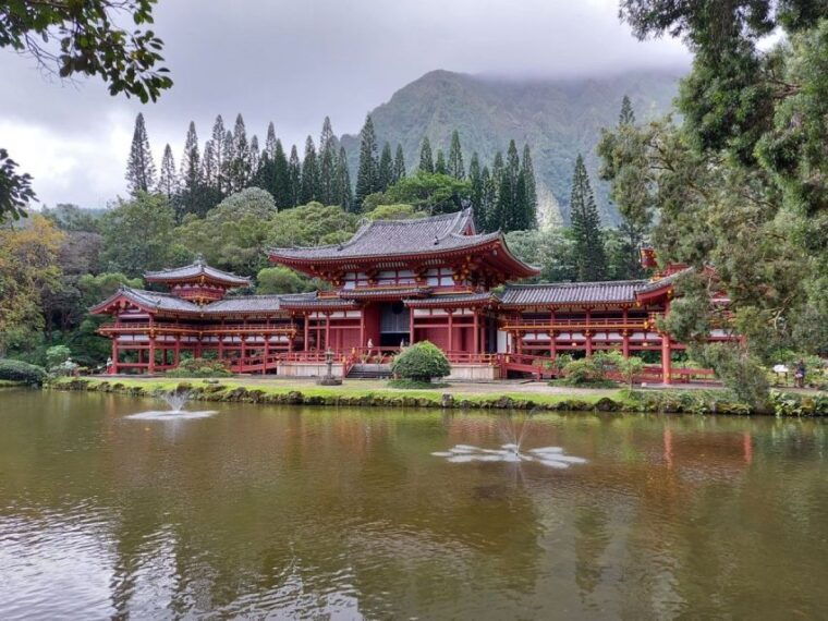 waikiki-guided-byodo-temple-and-waimea-waterfalls-day-trip