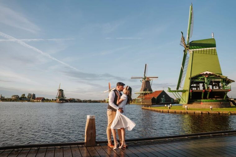 zaanse-schans-photoshoot-near-amsterdam-with-windmills