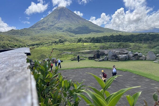 arenal-discovery-adventure-1-volcano-hike-waterfall-lunch