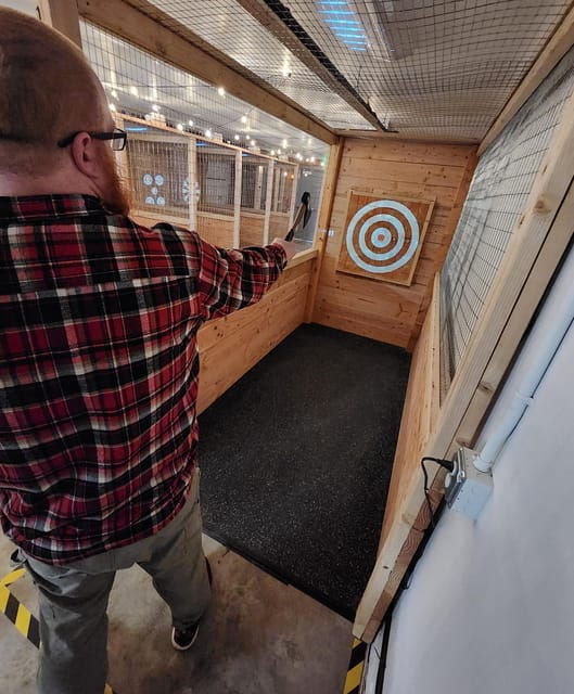 axe-throwing-60-minute-experience-2
