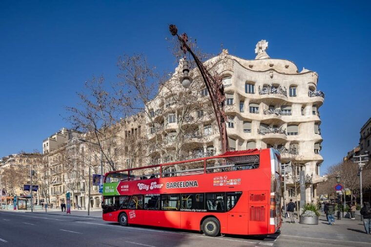 barcelona-hop-on-hop-off-bus-aquarium-tour