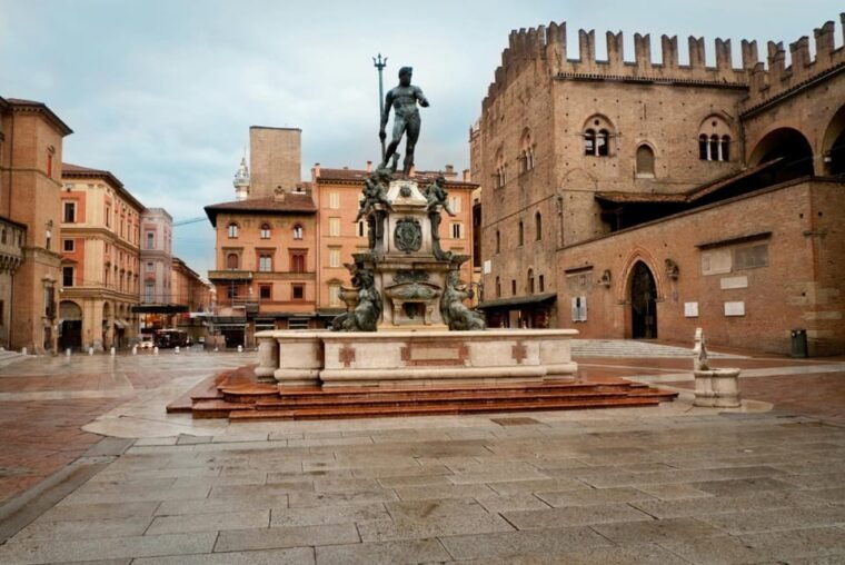 bologna-private-top-historical-sites-guided-walking-tour