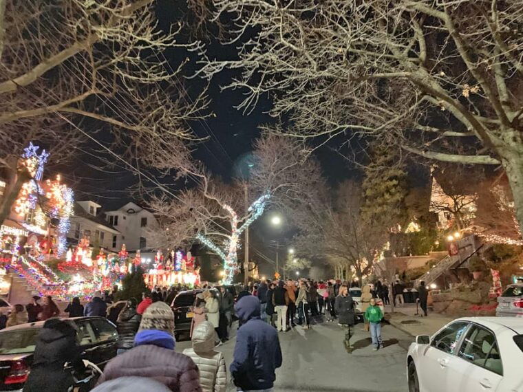 brooklyn-1-5-hour-dyker-heights-christmas-walking-tour