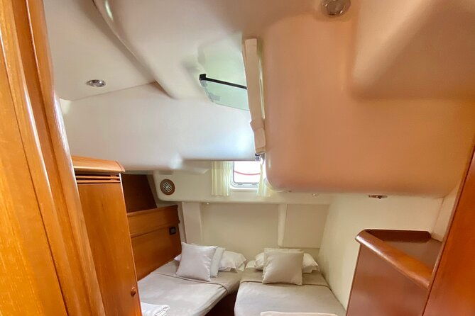 cabin-charter-in-september-sailing-boat-cyclades-santorini-with-chef