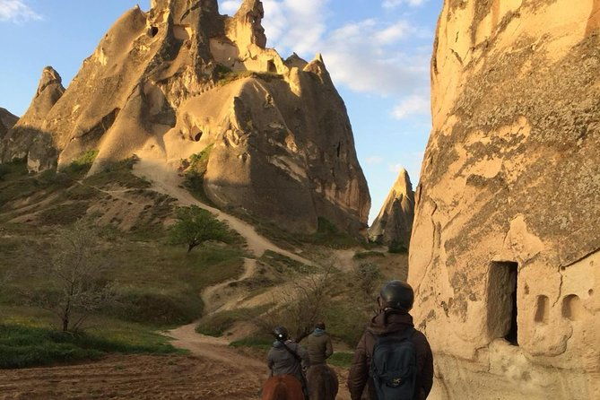 cappadocia-horseback-riding-in-winter-wonderland