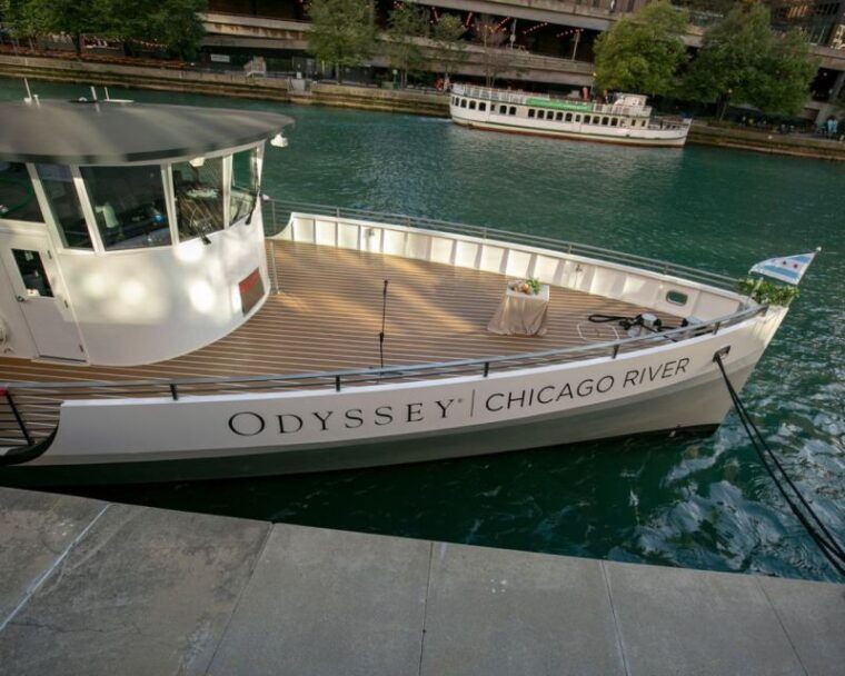 chicago-thanksgiving-gourmet-lunch-cruise-on-chicago-river