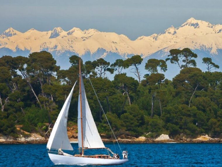 classic-yacht-sailing-in-cannes