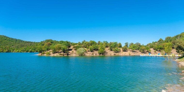 countryside-medieval-village-and-lake-private-guided-tour