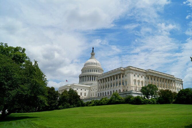 day-or-night-private-dc-monuments-tour-luxury-stretch-limo