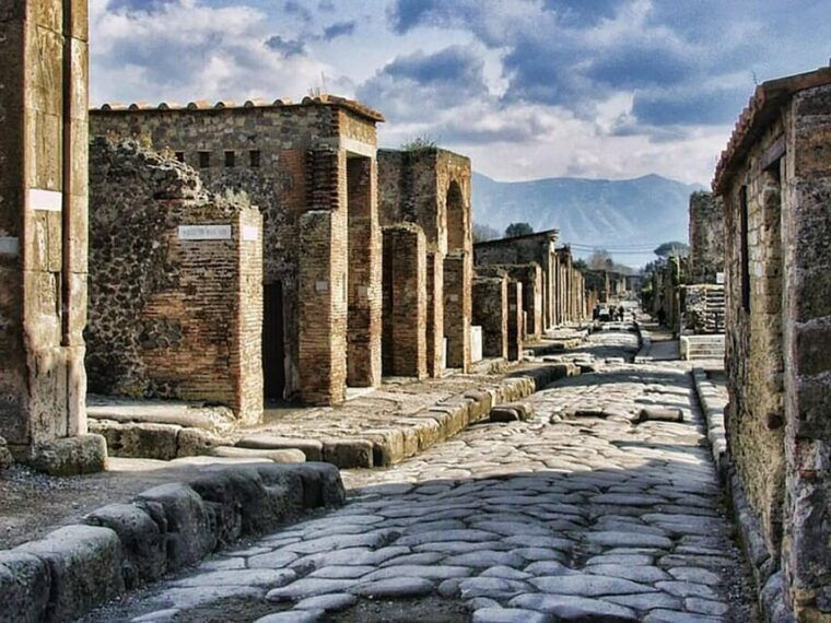 explore-pompeii-ruins-forum-ancient-villas-unveiled