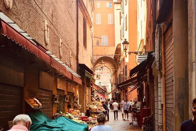 food-and-wine-tasting-tour-in-bologna-with-local-guide