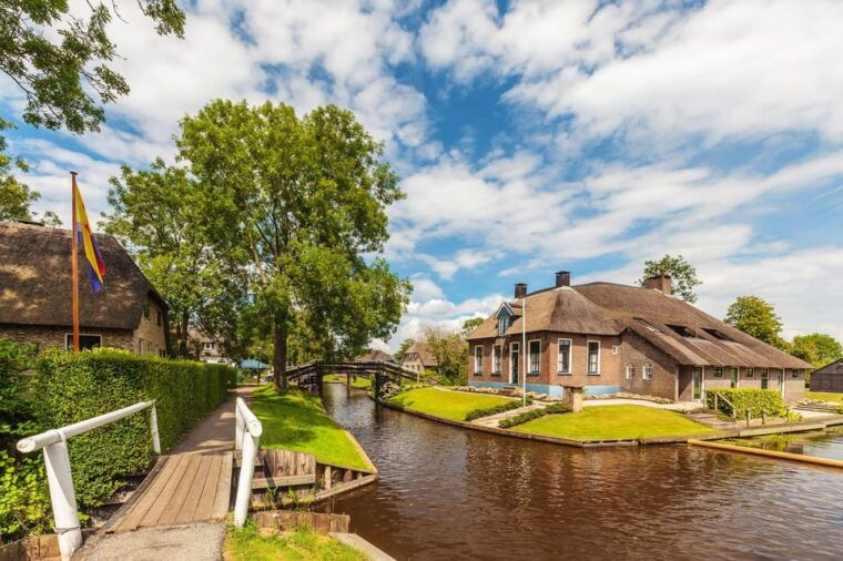 giethoorn-canal-cruise-and-village-sightseeing