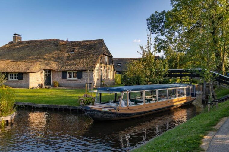 giethoorn-canal-cruise-lake