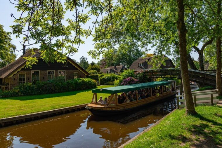giethoorn-canal-cruise-tour-sightseeing-village