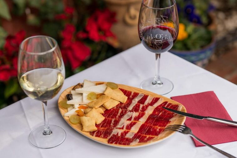 granada-flamenco-show-with-dinner-at-jardines-de-zoraya