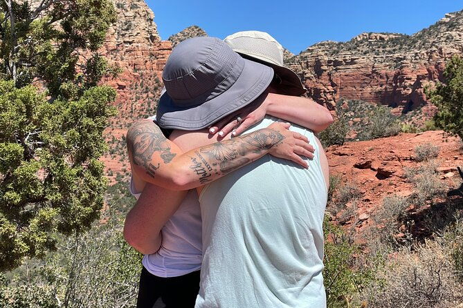 hike-and-heal-couples-relationship-in-sedona-healing-red-rocks