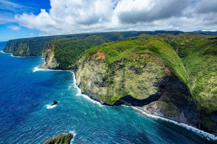 kailua-kona-kohala-volcanoes-and-waterfall-helicopter-tour