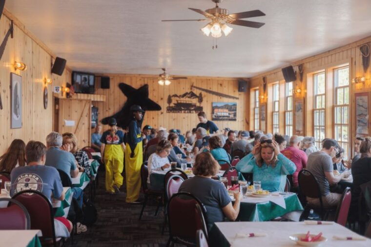 ketchikan-wilderness-boat-cruise-and-crab-feast-lunch