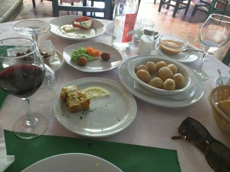 las-palmas-private-old-city-guided-walking-tour-with-tapas