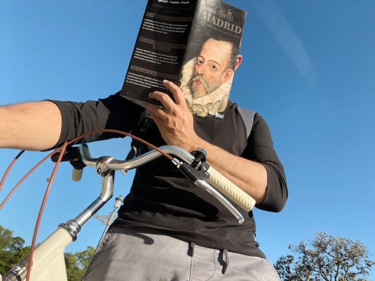 madrid-vintage-bike-rental-with-tourist-map