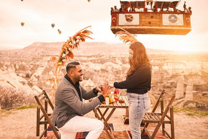 marriage-proposal-and-photoshoot-in-cappadocia-with-balloon-view