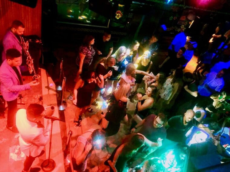 miami-salsa-party-lessons-mojitos-appetizers-live-music