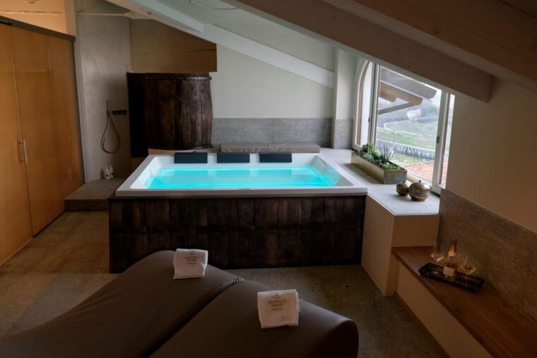 monforte-dalba-jacuzzi-ritual-with-wine-tasting