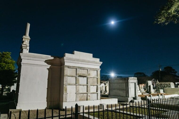 new-orleans-cemetery-bus-tour-at-dark-with-exclusive-access