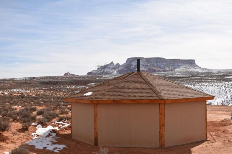 page-traditional-navajo-hogan-stay-antelope-canyon-tour