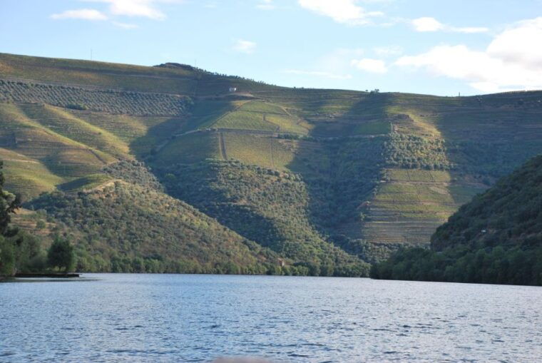 pinhao-private-rabelo-boat-tour-along-the-river-douro