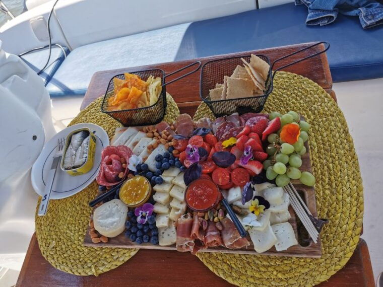 porto-private-sailboat-trip-with-wine-tasting-charcuterie
