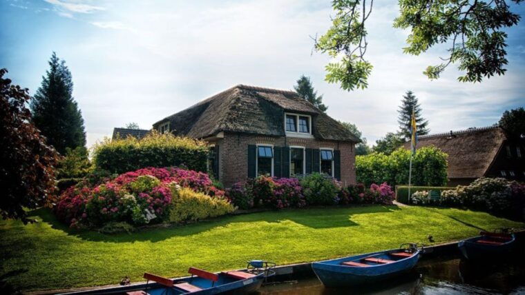 private-sightseeing-tour-to-the-windmills-giethoorn