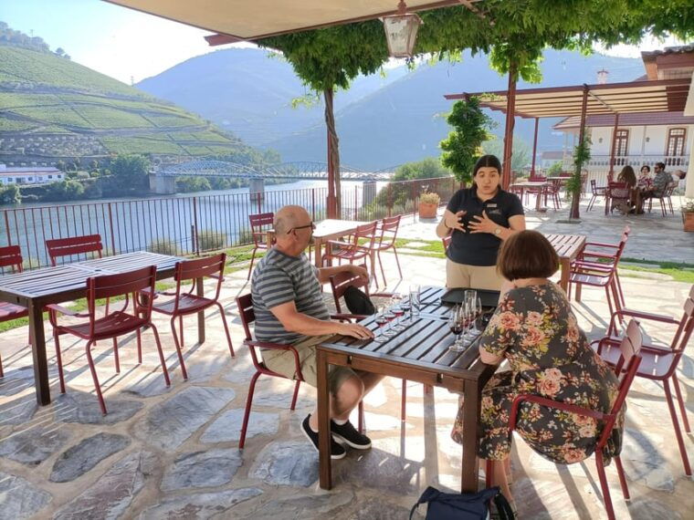 private-sommelier-tour-verde-e-douro-3-wineries-and-lunch