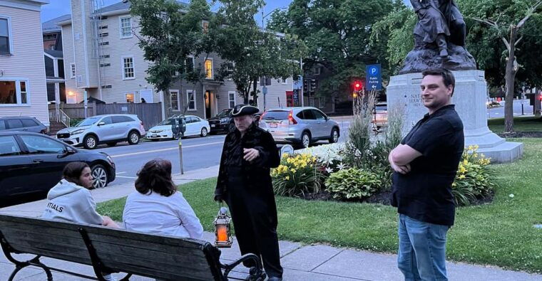 salem-vampires-and-ghosts-walking-tour-with-haunted-objects