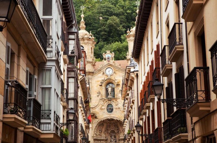 san-sebastian-private-walking-tour-with-pintxo-and-drink