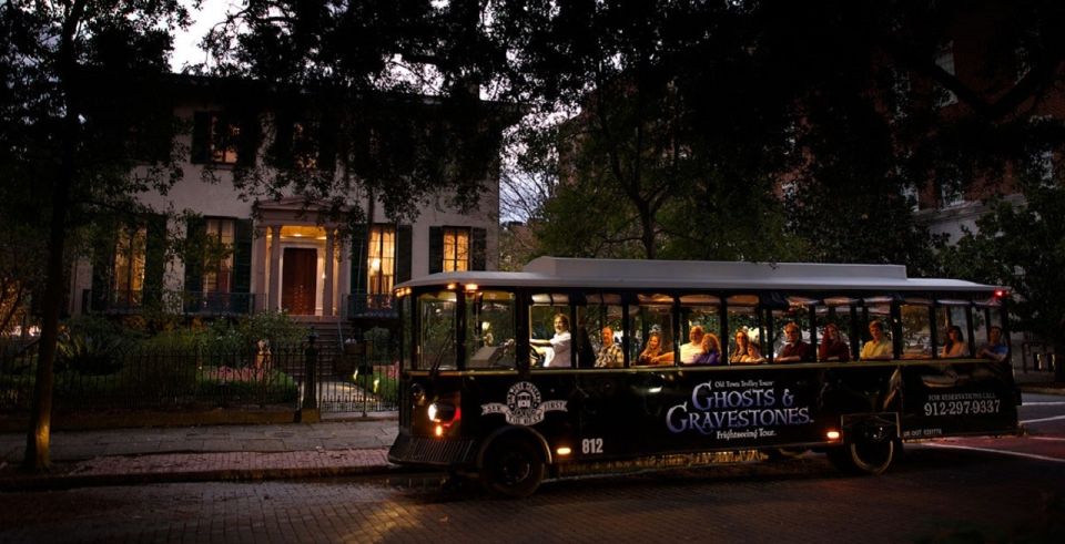 savannah-ghosts-and-gravestones-tour-with-low-house-entry