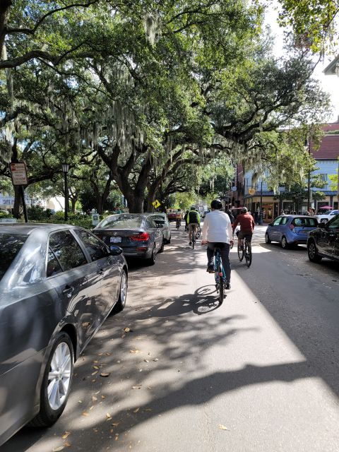 savannah-historical-bike-tour-with-tour-guide