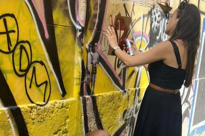 small-group-graffiti-tour-and-workshop-in-el-carmen