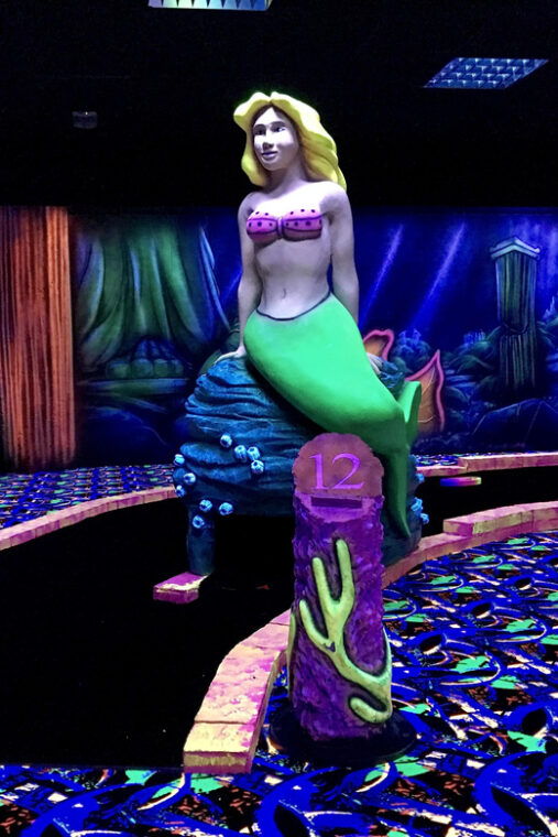 the-hague-glowgolf-glow-in-the-dark-indoor-minigolf