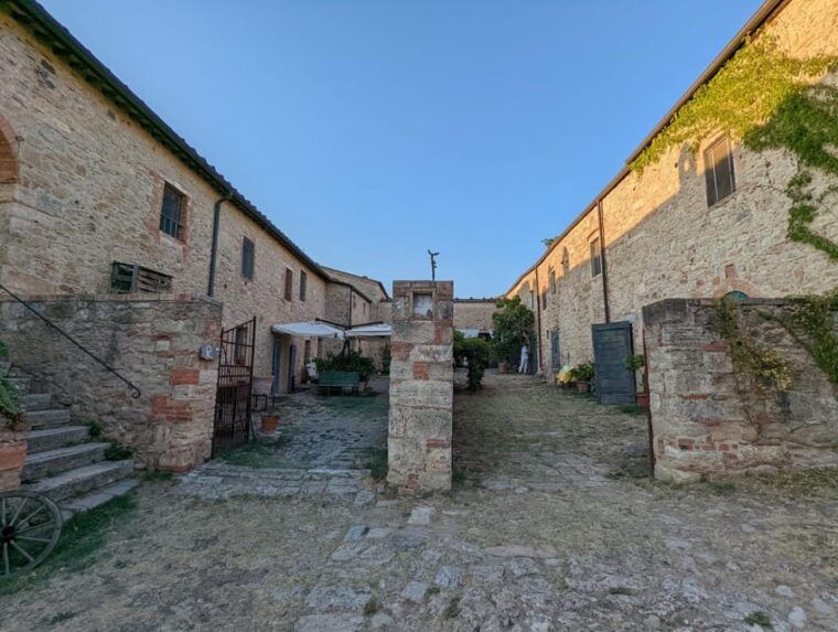 tuscany-podere-spedalone-farmhouse-stay-with-breakfast