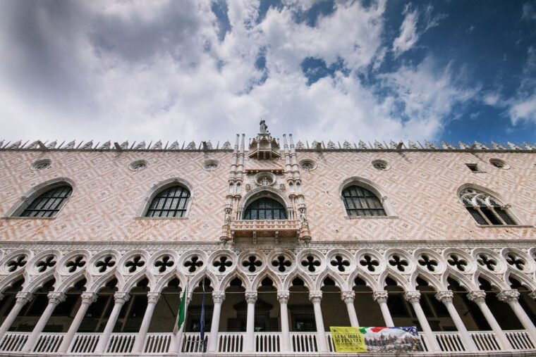 venice-doges-palace-and-basilica-tour-with-gondola-ride