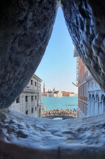 venice-doges-palace-bridge-of-sighs-small-group-tour