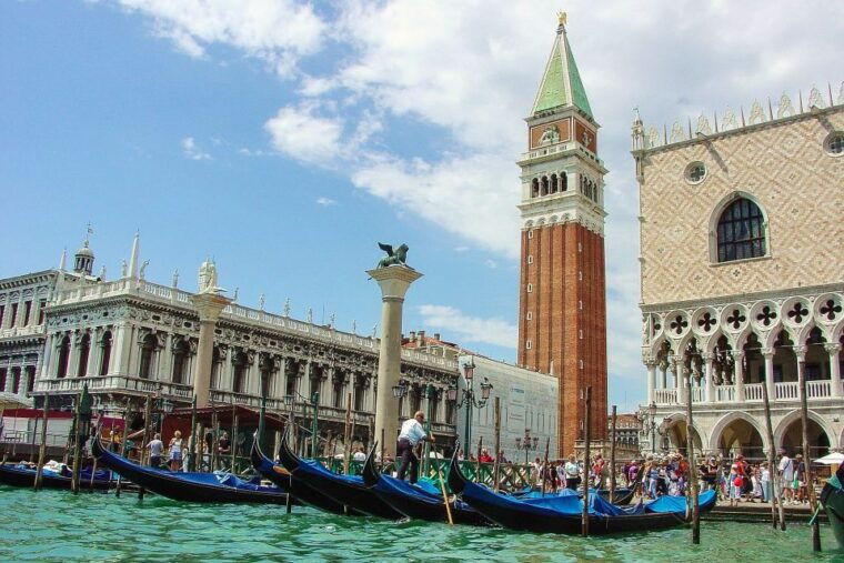 venice-doges-palace-with-st-marks-basilica-gondolas