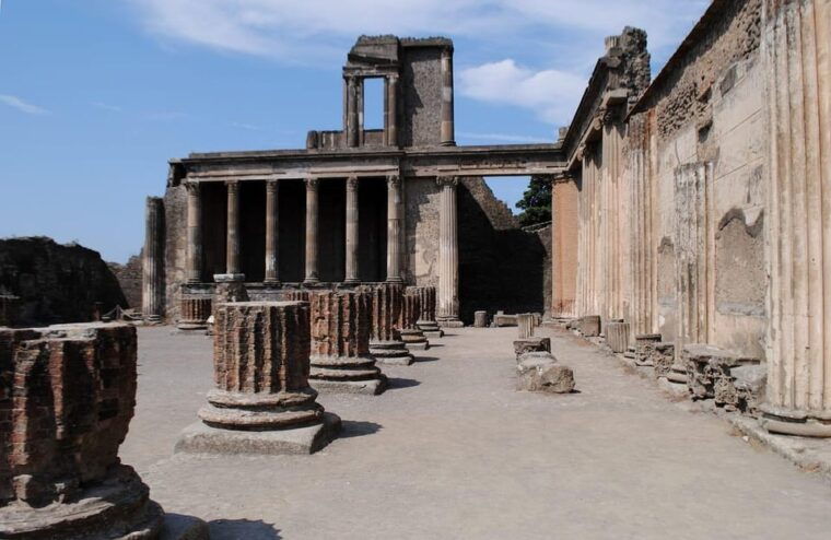 visit-the-pompeii-excavations-from-positano