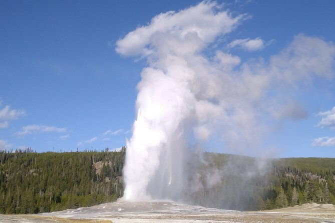 yellowstone-national-park-2-day-tour-upper-and-lower-loop
