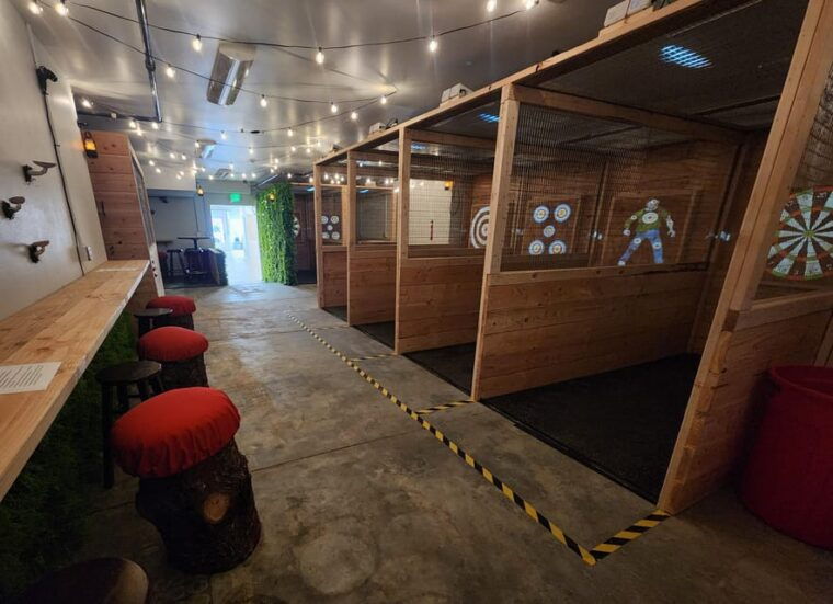 axe-throwing-60-minute-experience-2